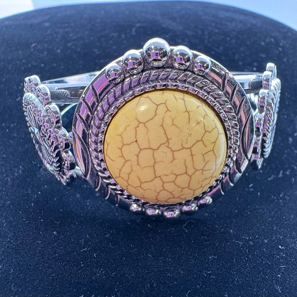 Paparazzi Mojave Motif Yellow Stone Cuf
Bracelet